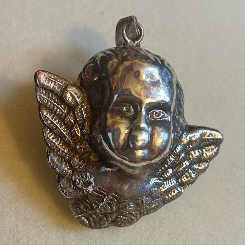 CHERUB face w/wings necklace charm - stamped 925 - intricate details - 1.5”x1.5” - Picture 2 of 6